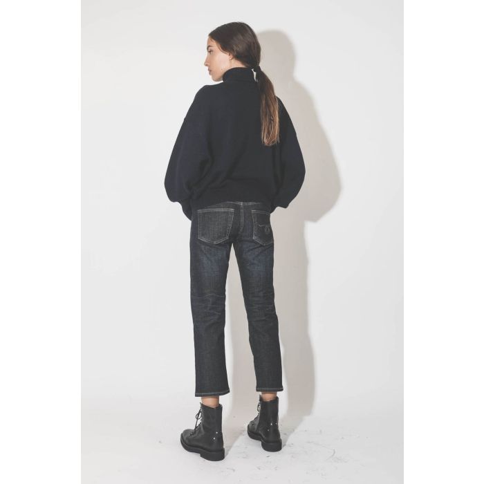 Jean court taille basse bleu foncé Boy Straight Avery Indigo r13 Denim. Porté de dos. 