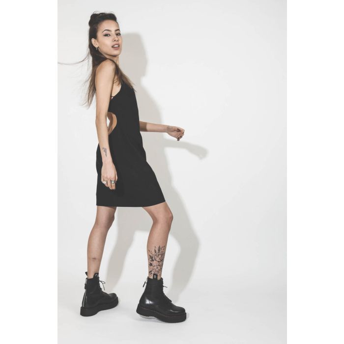 Robe noire dos nu Oxana Vautrait. Porté profil.