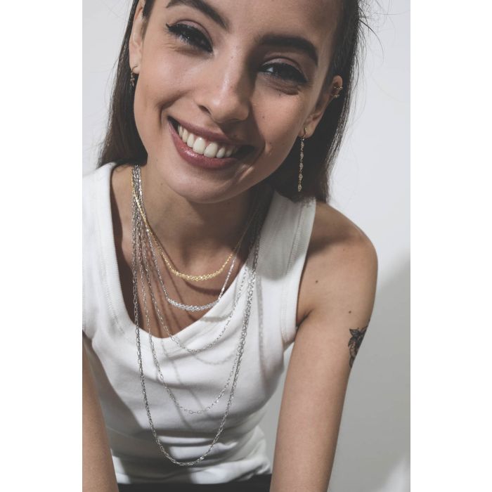 Collier ras du cou vermeil et diamants Light Fever De Jaegher. Porté avec une accumulation de chaines.  