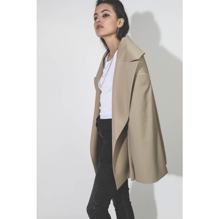 Blazer oversized beige Kristeva Vautrait. Détail col. 