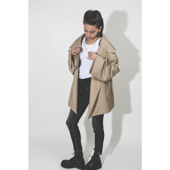 Blazer oversized beige Kristeva Vautrait. Porté avec un jean skinny.