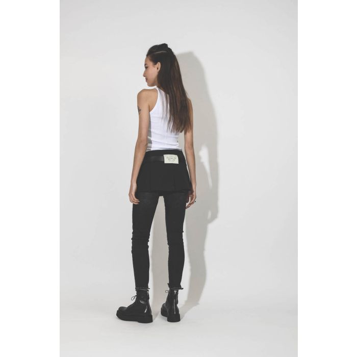 Mini-jupe ceinture noire Simone Vautrait. Porté dos.