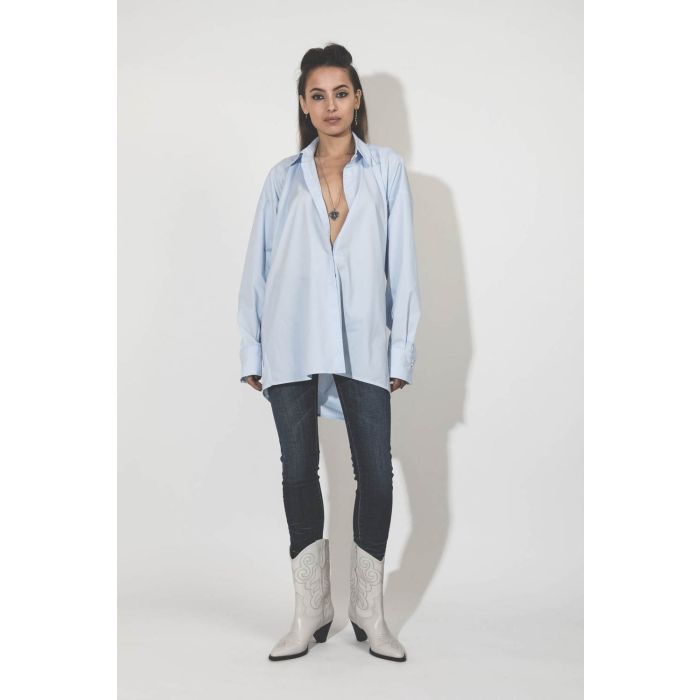 Chemise oversized en popeline bleue Marina Vautrait. Porté face. 