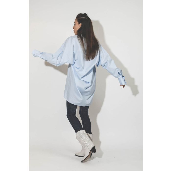 Chemise oversized en popeline bleue Marina Vautrait. Porté dos. 