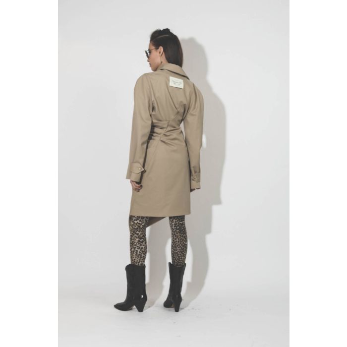 Trench beige Friedrich Vautrait. Porté fermé de dos. 