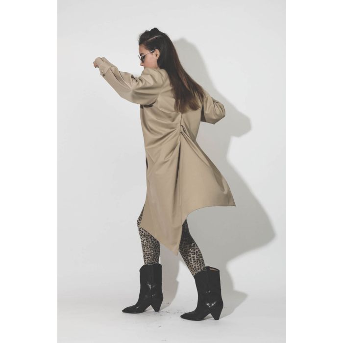 Trench beige Friedrich Vautrait. Porté ouvert dos.  