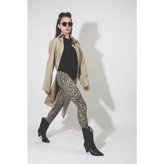 Trench beige Friedrich Vautrait. Porté ouvert profil.