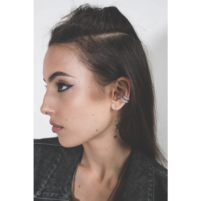 Ear cuffs slim zircon silver Tom Wood Project. Porté par deux.  
