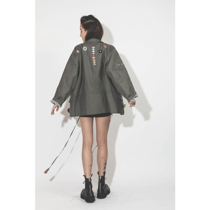 Veste de treillis customisée brodée et broches kaki Alix of Bohemian. Porté dos. 