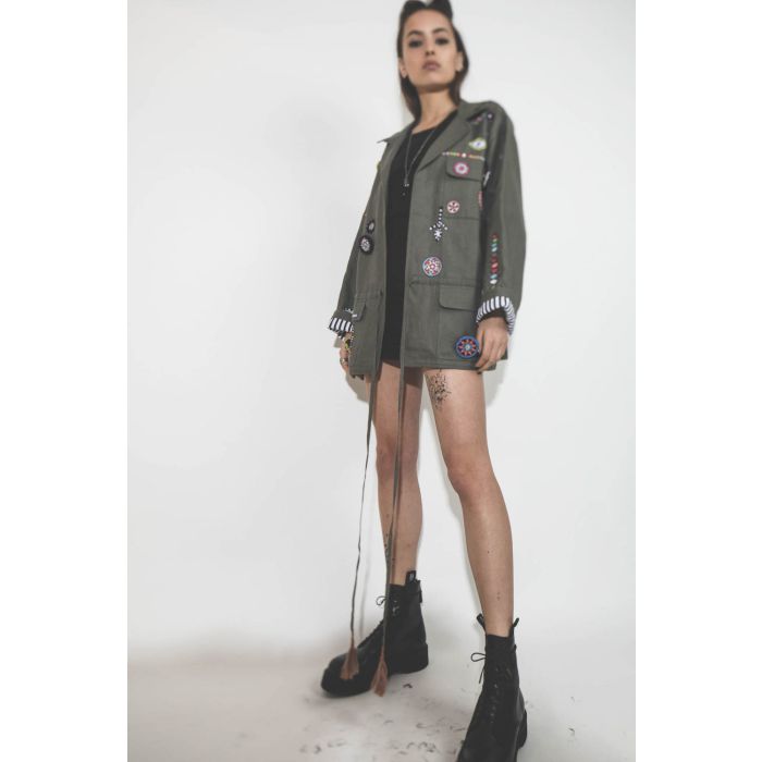 Veste de treillis customisée brodée et broches kaki Alix of Bohemian. 