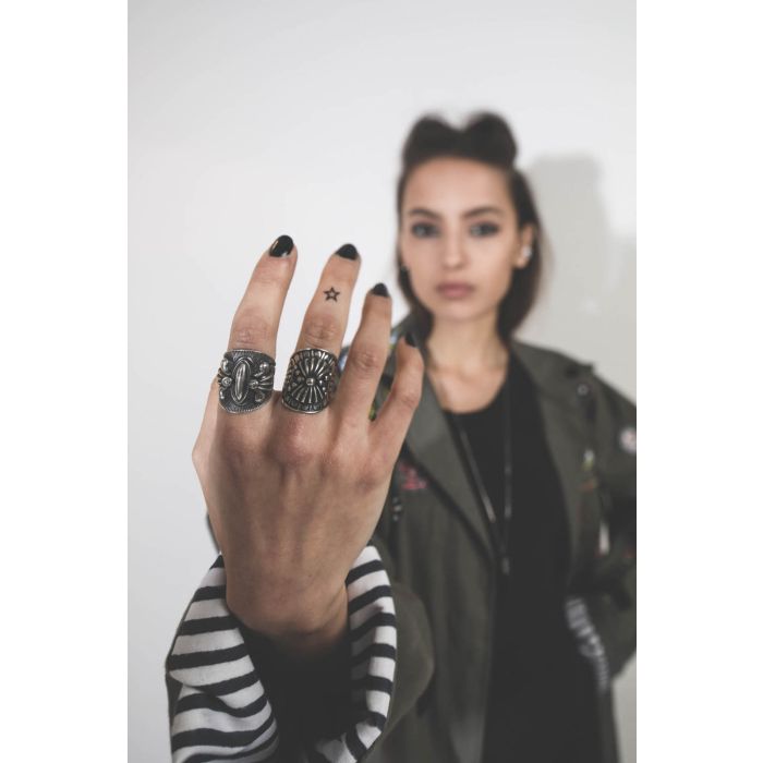 Bague Navajo en argent ciselé Harpo Paris. Porté face. 