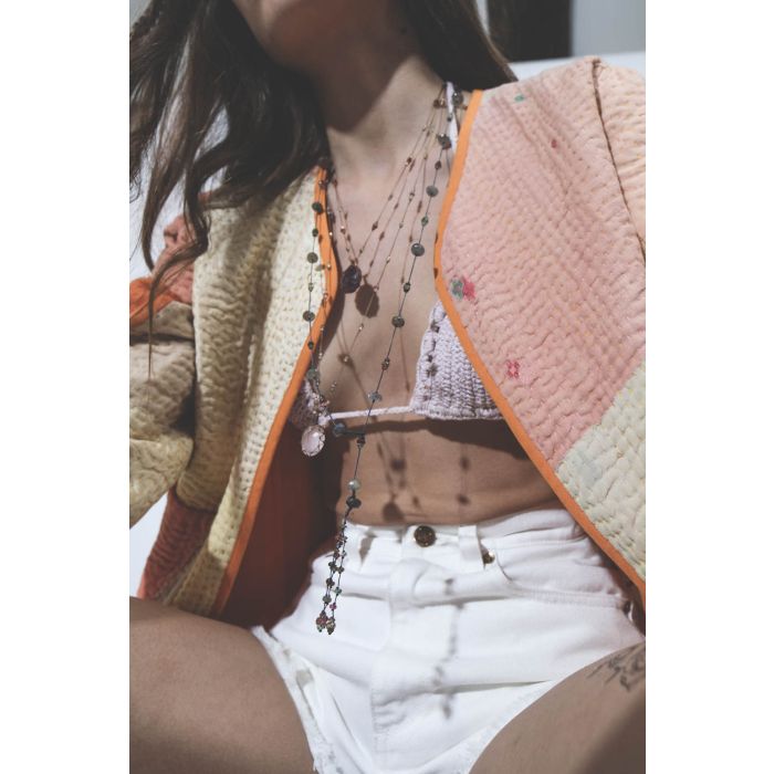 Collier long tibétain Pink quartz Sharing. Porté en accumulation. 