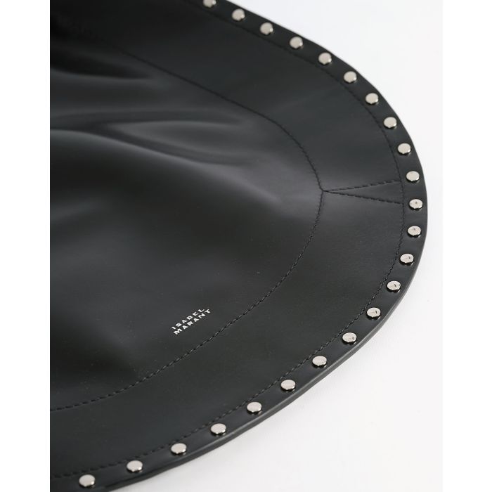 Sac besace Oskan Hobo Soft Isabel Marant en cuir lisse noir. Détails clous argentés. 