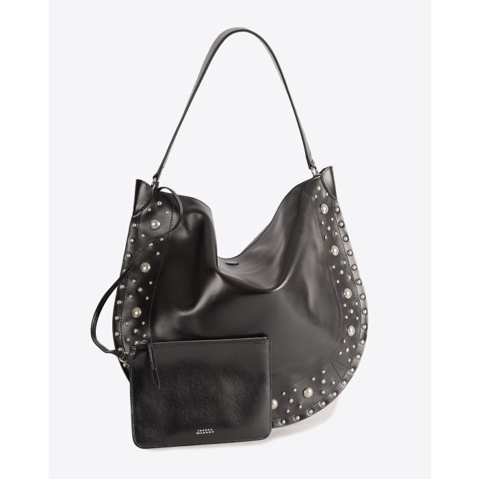 Sac besace Oskan Hobo Soft Isabel Marant en cuir  noir et clous argentés. Vue face avec pochette

