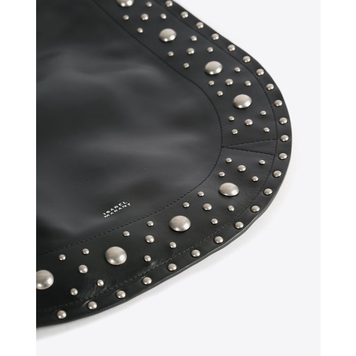 Sac besace Oskan Hobo Soft Isabel Marant en cuir  noir et clous argentés. Détails clous argentés