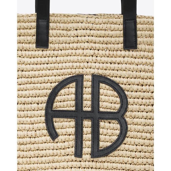 Panier en osier naturel anses et logo en cuir noir Palermo Anine Bing. Détail logo en cuir noir AB.