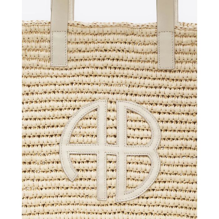 Panier en osier naturel anses et logo AB en cuir ivoire Palermo Anine Bing. Détail du logo AB en cuir ivoire.