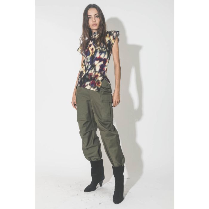 Pantalon en toile kaki esprit Treilly Vis à Vis. Porté avec des boots à talons.  