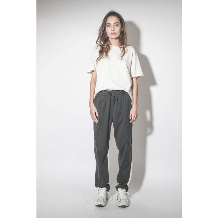 Pantalon de jogging en jersey de coton noir Regina Marant Etoile. Porté de face.