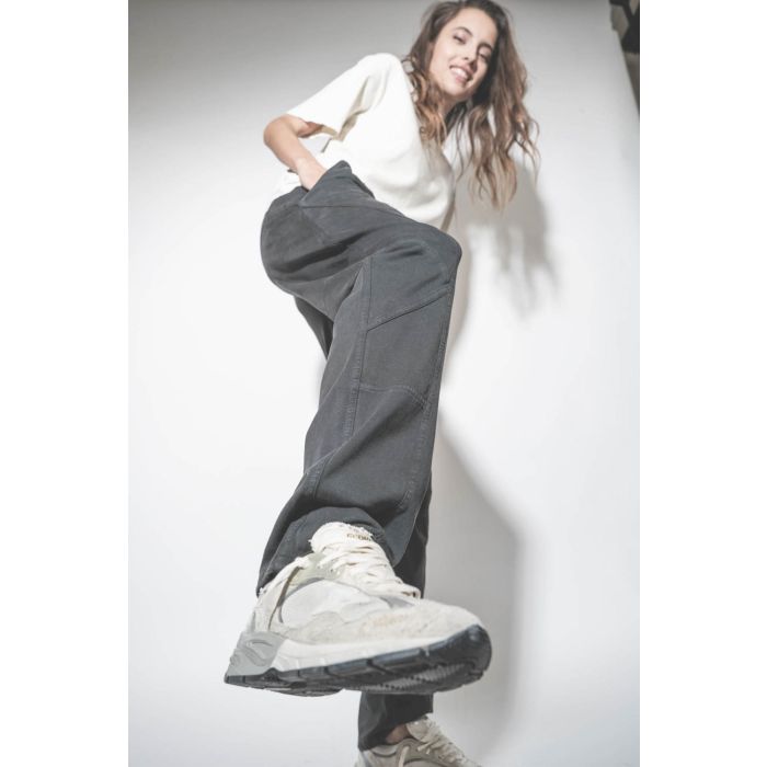 Pantalon de jogging en jersey de coton noir Regina Marant Etoile. Porté avec des sneakers Running Dad blanche.