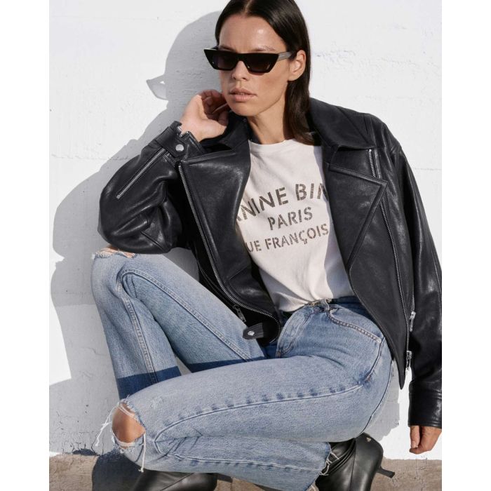 T-shirt Cohen Tee Paris Stencil Anine Bing en jersey de coton léger ivoire porté sous un perfecto noir.