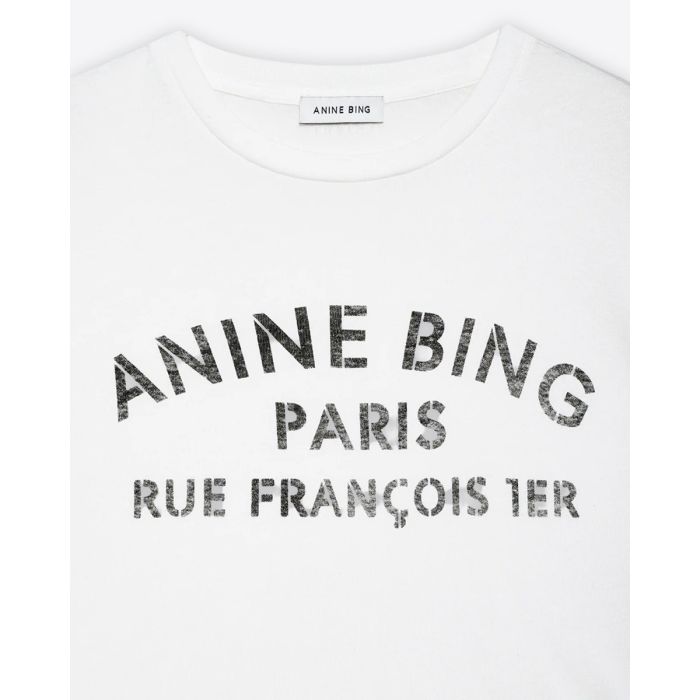 T-shirt Cohen Tee Paris Stencil Anine Bing en jersey de coton léger ivoire. Détail de la sérigraphie noire délavée " ANINE BING PARIS RUE FRANCOIS 1 ER " 