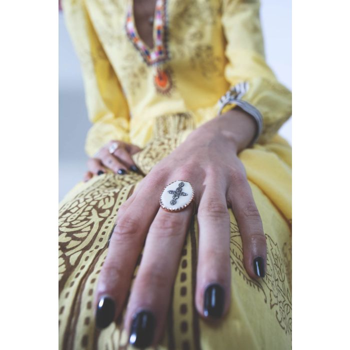 Bague Bowie N°3 en or rose Bakélite blanche et diamants Pascale Monvoisin. Porté au majeur. 