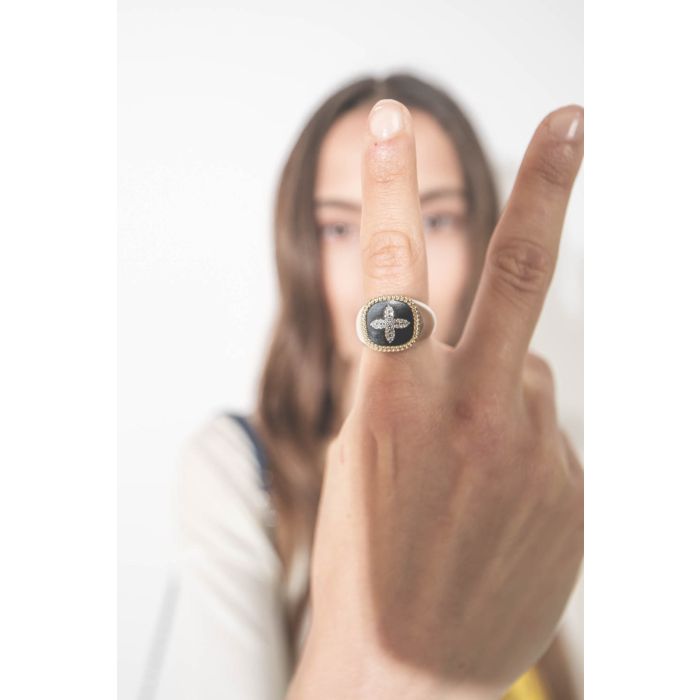Bague chevalière en or jaune et or blanc fond noir et croix en diamants Polki Bowie Pascale Monvoisin. Porté à l'index.