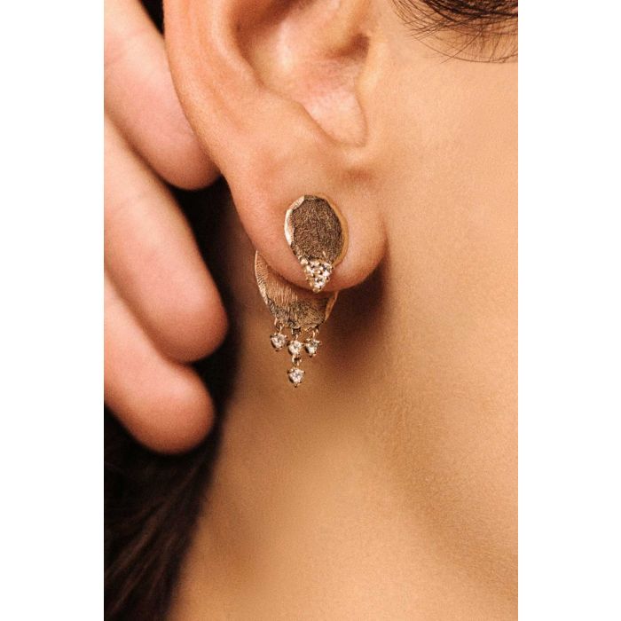 Boucle d'oreille Gaby N°3 Pascale Monvoisin en or jaune 9 carats et diamants portée. Vendue à l'unité. 