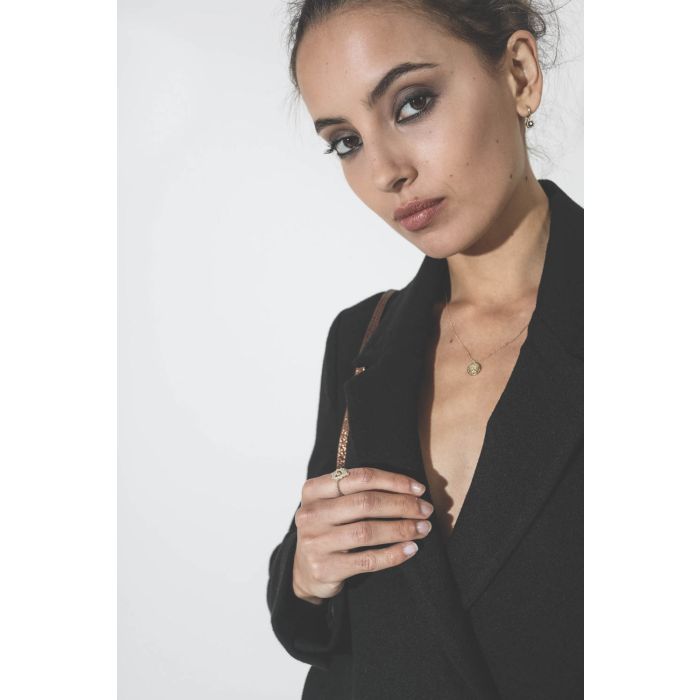 Boucle d'Oreille Pierrot Pascale Monvoisin noire.  Vue Portée avec un blazer noir. 