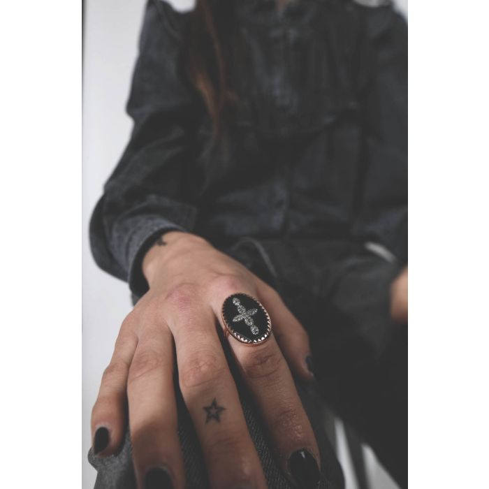 Bague Bakélite noire serti d'or rose et étoile diamantée Bowie N°3 Pascale Monvoisin. Porté à l'index.