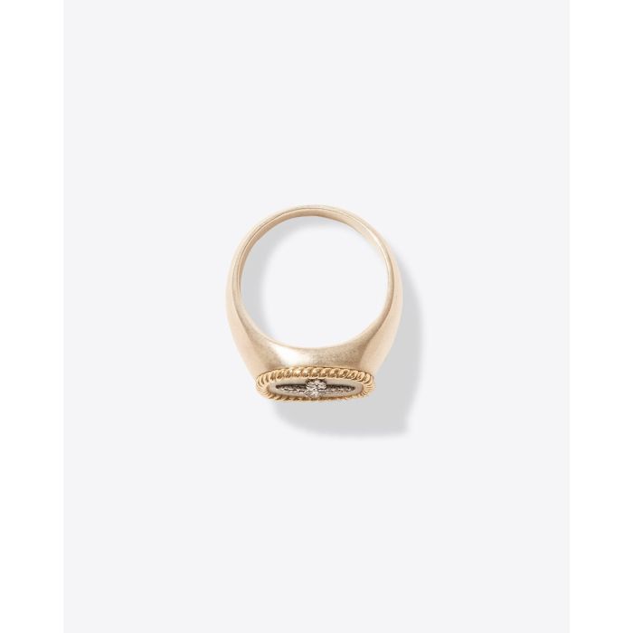 Bague Chevalière en or jaune et or blanc croix diamant Polki sur fond blanc Bowie Pascale Monvoisin. Profil. 