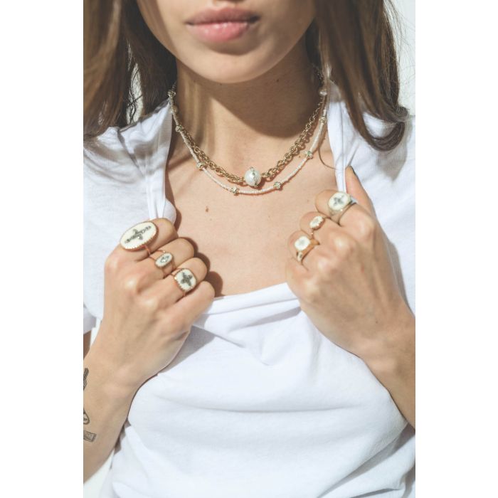 Collier ras du cou chaine en or et perle d'eau douce émeraude Chelsea N°3 Pascale Monvoisin. Porté en accumulation. 