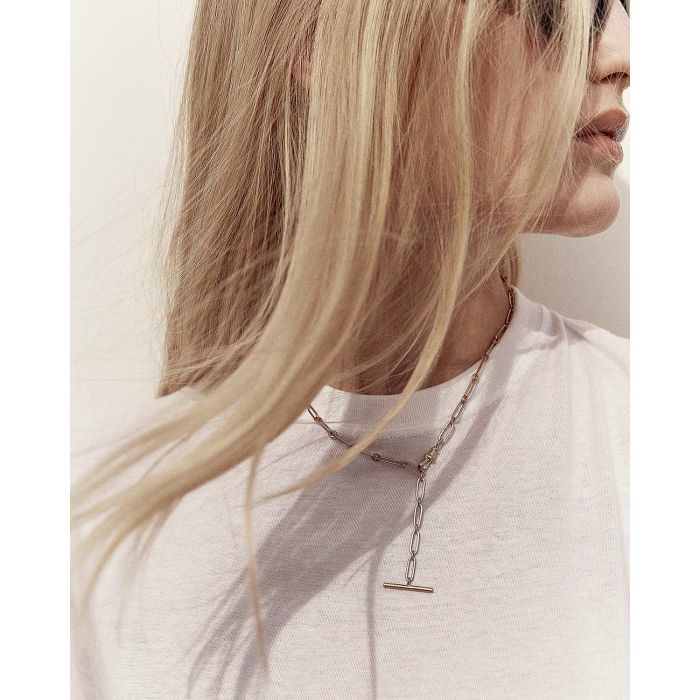 Collier chaine en or rose Debbie N°2 Pascale Monvoisin. Porté sur un tee-shirt blanc.
