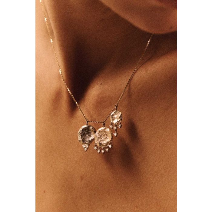 Collier Gaby N°3 en or jaune 9 carats et diamants porté de face.