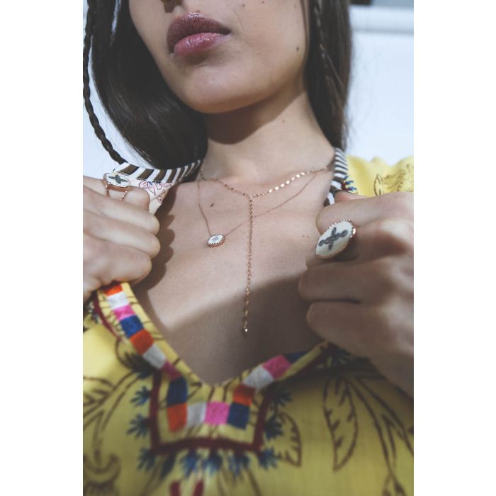 Collier Pierrot N°2 en résine blanche or rose et diamants Pascale Monvoisin. Porté en accumulation avec la chaine Comporta Pascale Monvoisin. Bagues Bowie N°2 et N°3 en résine blanche assorties.