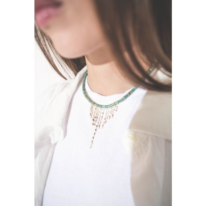 Collier ras du cou en turquoise et chaines en or jaune Taylor N°3 Pascale Monvoisin. Porté de face sur un tee-shirt blanc Peak Shoulder The Great et une chemise en voile de coton blanche Cove The Great.