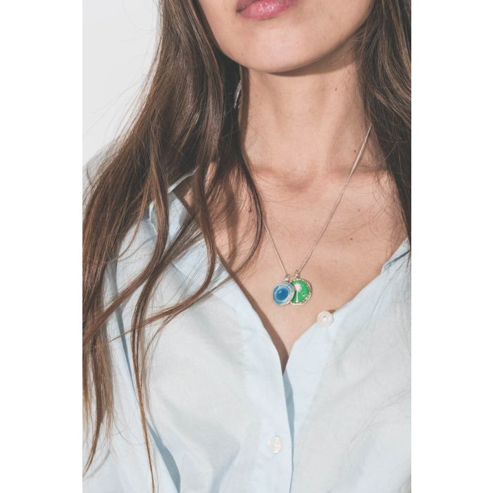 Pendentif Faro Bijoux Pascale Monvoisin vert porté avec le pendentif Hydra bleu 