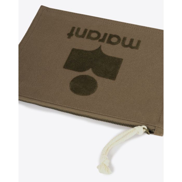 Pochette Netia Isabel Marant en toile kaki logo "Marant" floqué en velours kaki foncé. Fermeture zip avec cordon écru noué. Détail du logo en velours. 