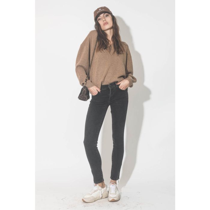 Pull col V en cachemire camel Lee Anine Bing. Porté de face.