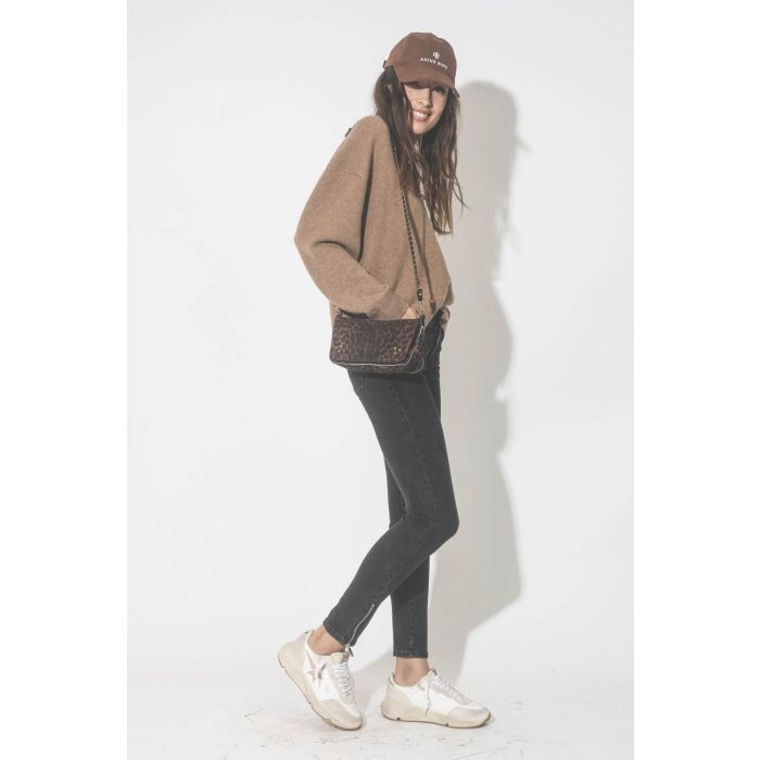 Pull col V en cachemire camel Lee Anine Bing. Porté avec un mini-sac léopard naturel.