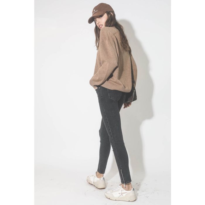 Pull col V en cachemire camel Lee Anine Bing. Porté avec une caquette logo.