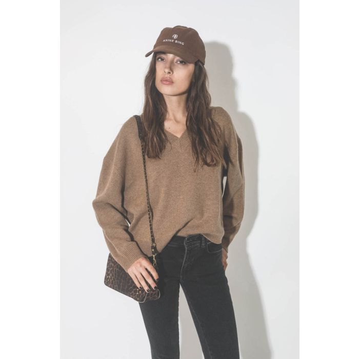Pull col V en cachemire camel Lee Anine Bing. Détail du col V.