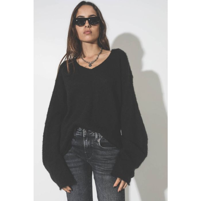 Pull col V en mohair noir Maison Flaneur. Porté de face.