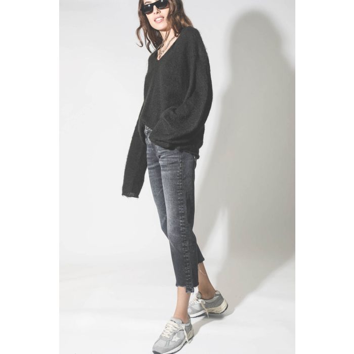 Pull col V en mohair noir Maison Flaneur. Porté de profil.
