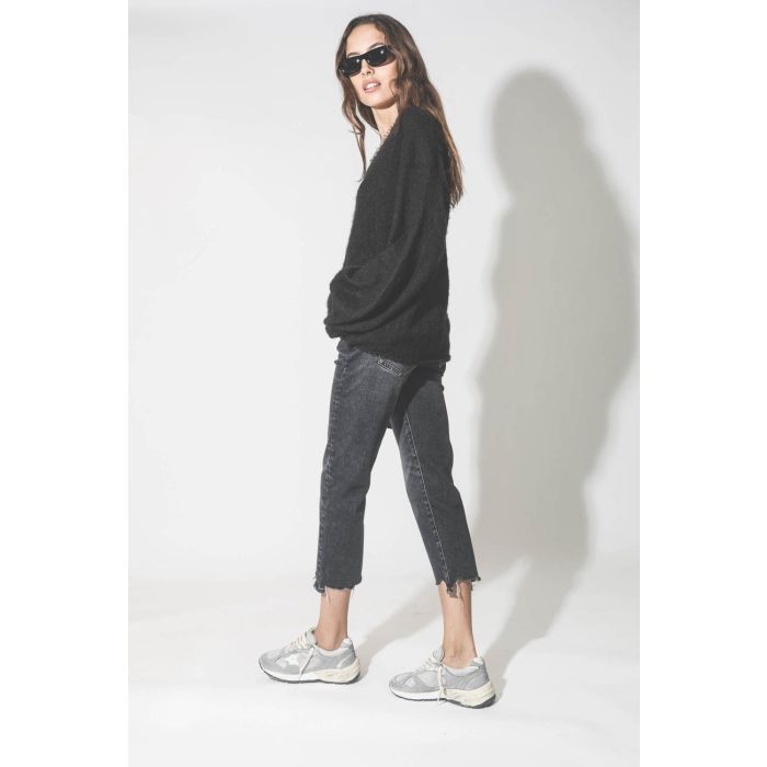 Pull col V en mohair noir Maison Flaneur. Porté avec des lunettes de soleil noir.