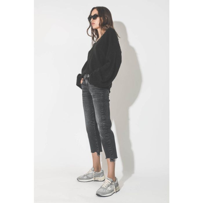 Pull col V en mohair noir Maison Flaneur. Porté avec un jeans court noir.