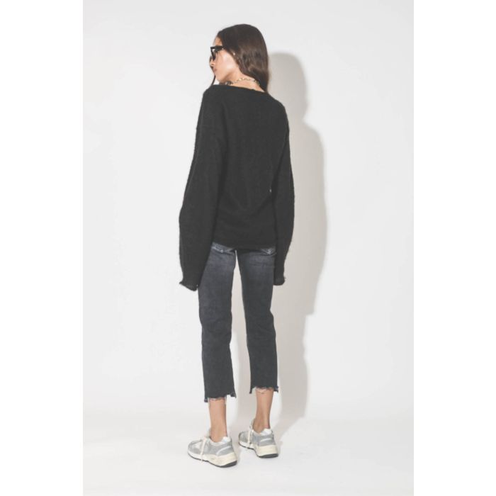 Pull col V en mohair noir Maison Flaneur. Porté de dos.