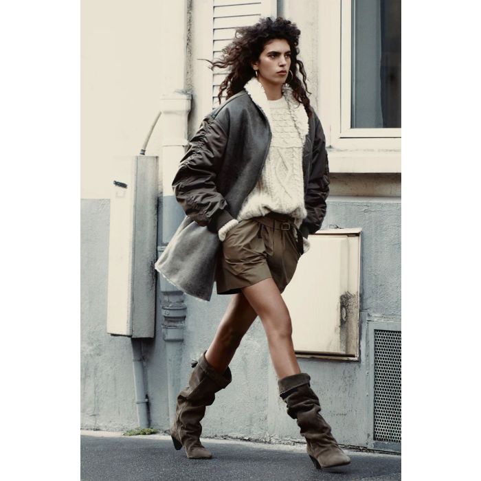 Pull Deotille Isabel Marant Etoile en maille torsadée beige. Porté sous une parka esprit bomber. 