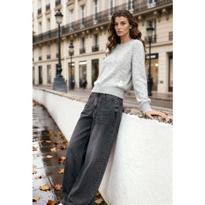 Pull Isadora Isabel Marant Étoile en baby mohair mélangé gris chiné, mini-logo "Marant" écru sur le bas, porté avec un jean gris.